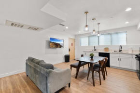 Charming Urban Retreat near USC in LA- Private room with Share Living room with Kitchen